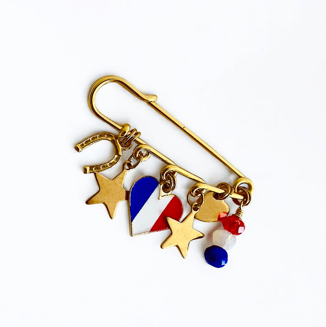 BROCHE DORÉE DOUCE FRANCE et son charm bonnet 