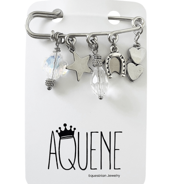 BROCHE tapis de selle argentée et ses 5 CHARMS bonnet 