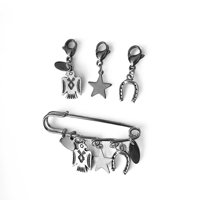 BROCHE tapis de selle argentée et ses 3 CHARMS bonnet